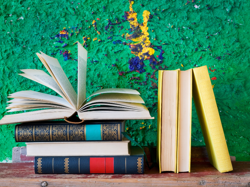 Giảng viên hướng dẫn học viên trong khóa học TESOL