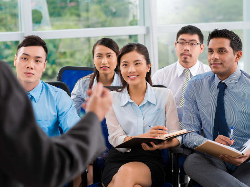 Giảng viên hướng dẫn học viên trong khóa học TESOL